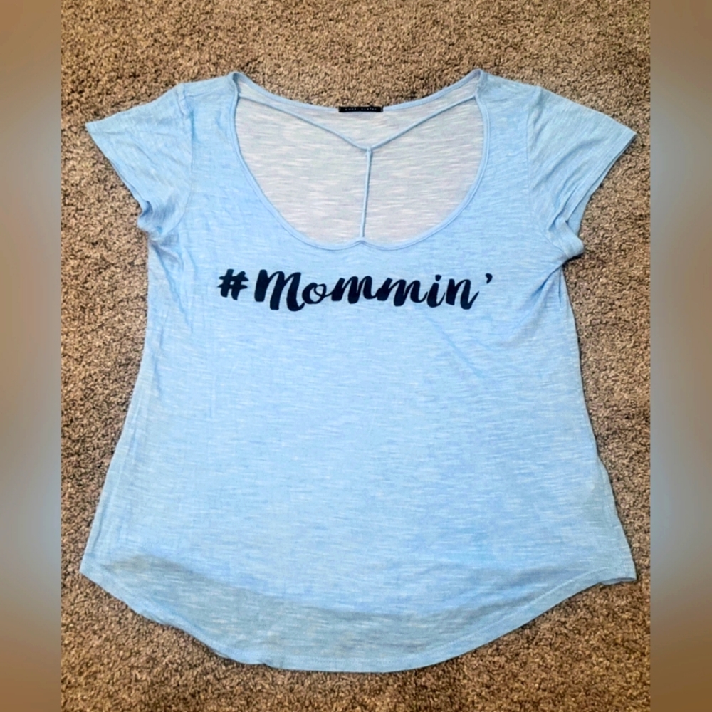 MOMMIN' Top. Light Blue.